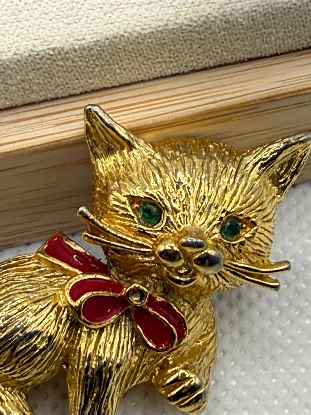 Vintage Gold-Tone Cat Brooch with Red Bow and Green Eyes signed - Picture 3 of 12